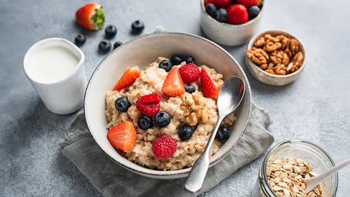 Nutrition_Oatmeal with berries in bowl