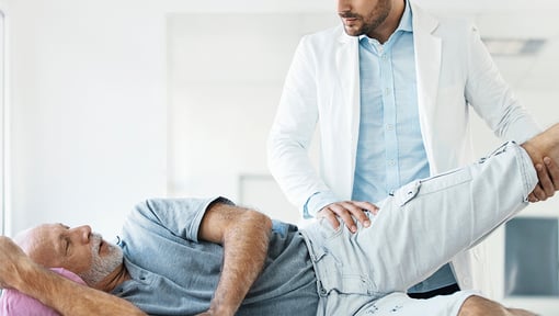 Fitness_Doctor with patient for hip pain